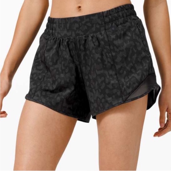 lululemon athletica Hotty Hot Shorts Women Size 6 - Picture 1 of 10